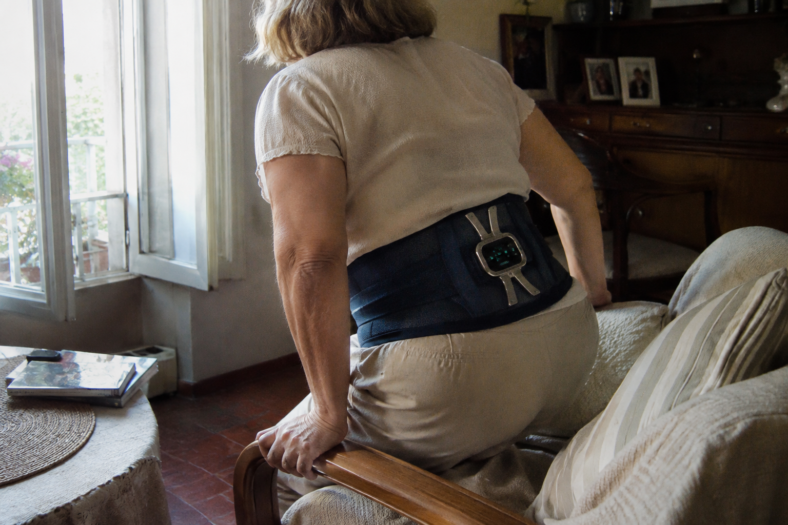 Mutter trägt den RückenKomfort Pro während einer ruhigen Pause zu Hause